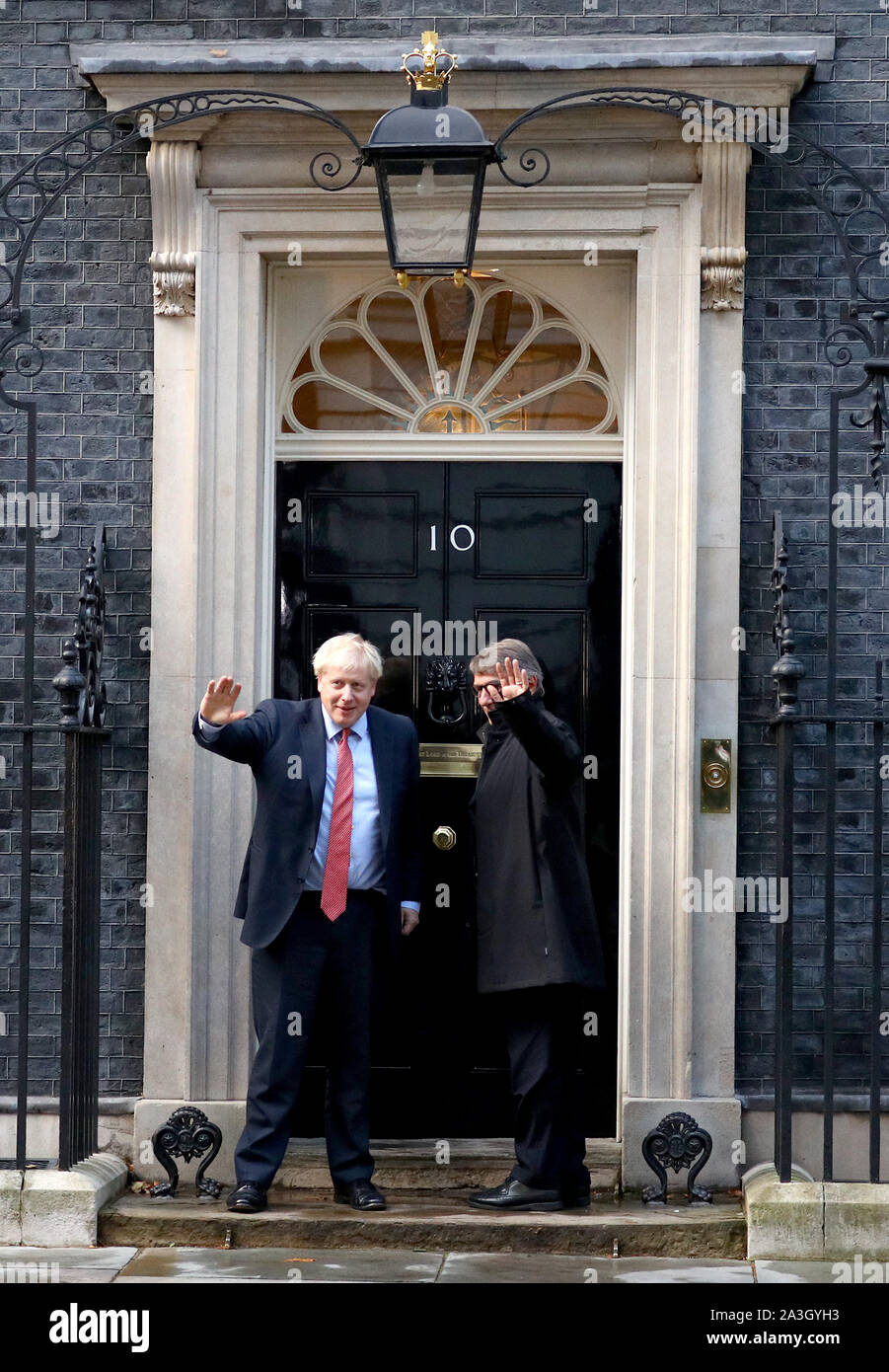 Il primo ministro Boris Johnson (sinistra) accoglie favorevolmente il Presidente del Parlamento europeo, David Sassoli, a Downing Street, davanti a una riunione privata. Foto Stock