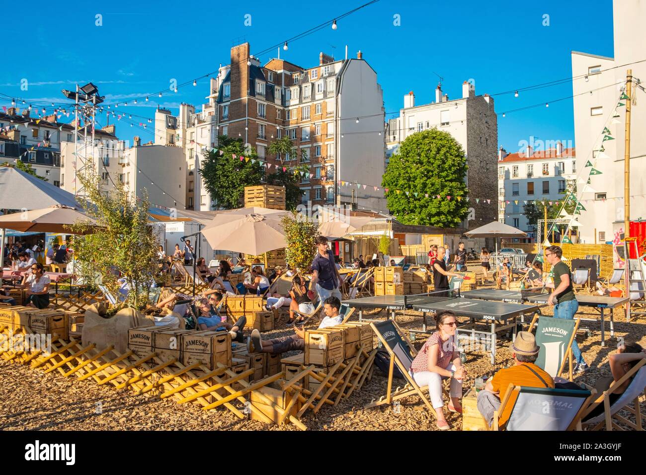 Francia, Parigi, dodicesimo arrondissement, il mercato pop, effimero wasteland durante l'estate con negozi e ristoranti Foto Stock