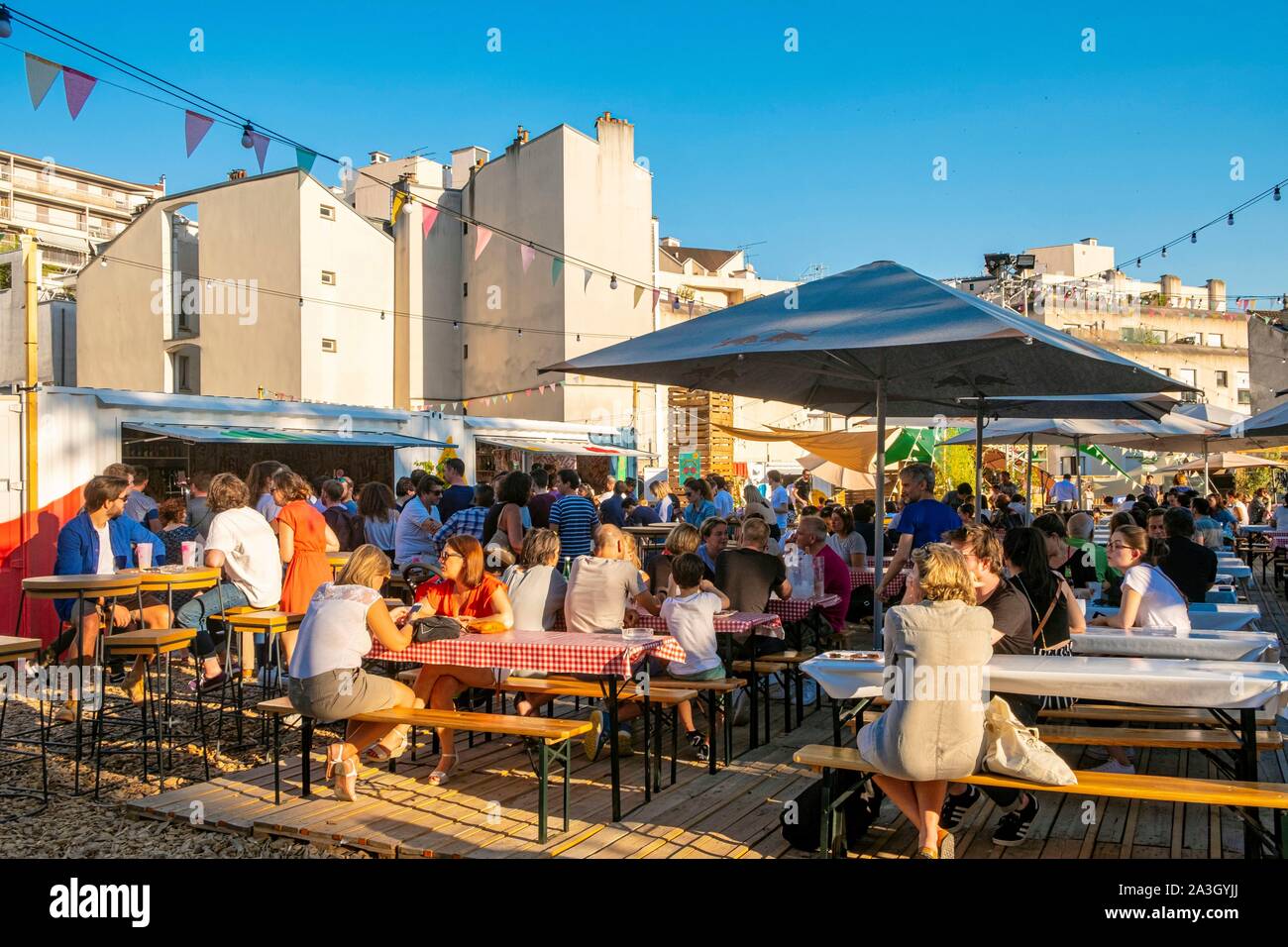 Francia, Parigi, dodicesimo arrondissement, il mercato pop, effimero wasteland durante l'estate con negozi e ristoranti Foto Stock
