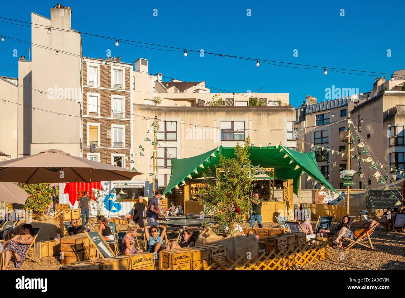 Francia, Parigi, dodicesimo arrondissement, il mercato pop, effimero wasteland durante l'estate con negozi e ristoranti Foto Stock