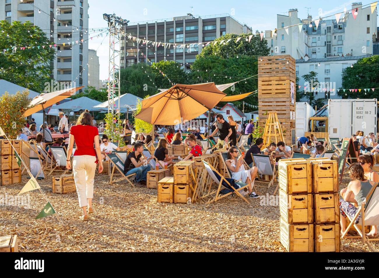 Francia, Parigi, dodicesimo arrondissement, il mercato pop, effimero wasteland durante l'estate con negozi e ristoranti Foto Stock