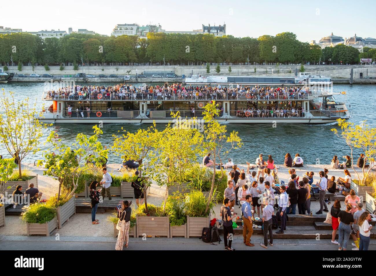 Francia, Parigi, zona elencata come patrimonio mondiale dall' UNESCO, Les Nouvelles Berges e barca fly Foto Stock