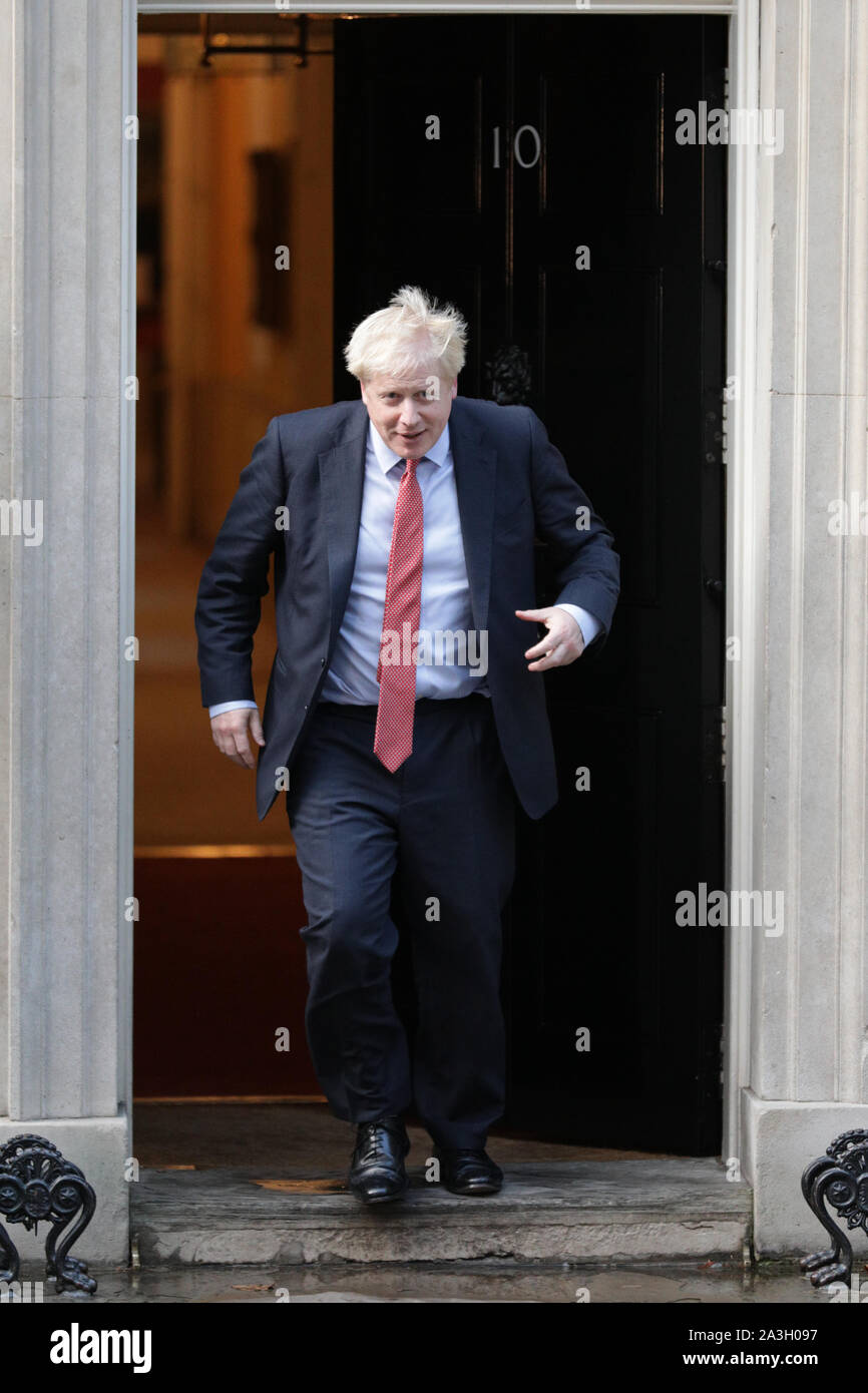 A Downing Street, Westminster London, Regno Unito. 08 ott 2019. Boris Johnson, il Primo ministro britannico, con David Sassoli, Presidente del Parlamento europeo durante la sua visita al n. 10 di Downing Street. Il sig. Sassoli ha già oggi ha visitato anche il Cancelliere tedesco Angela Merkel a Berlino. Credito: Imageplotter/Alamy Live News Foto Stock