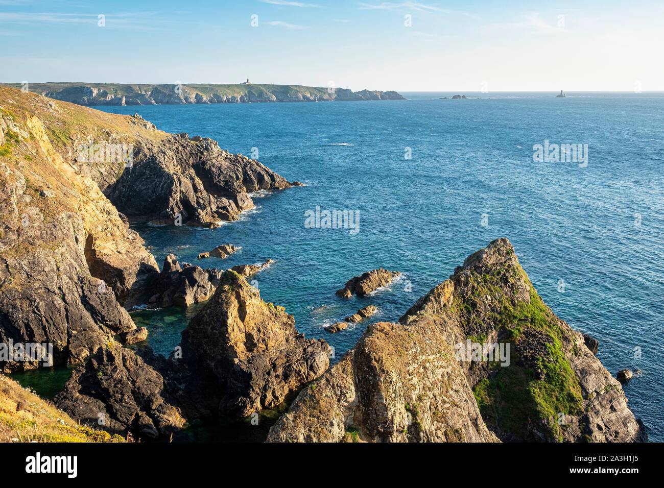 Francia, Finisterre, Cleden-Cap-Sizun, Pointe du Van e Pointe du Raz in background Foto Stock