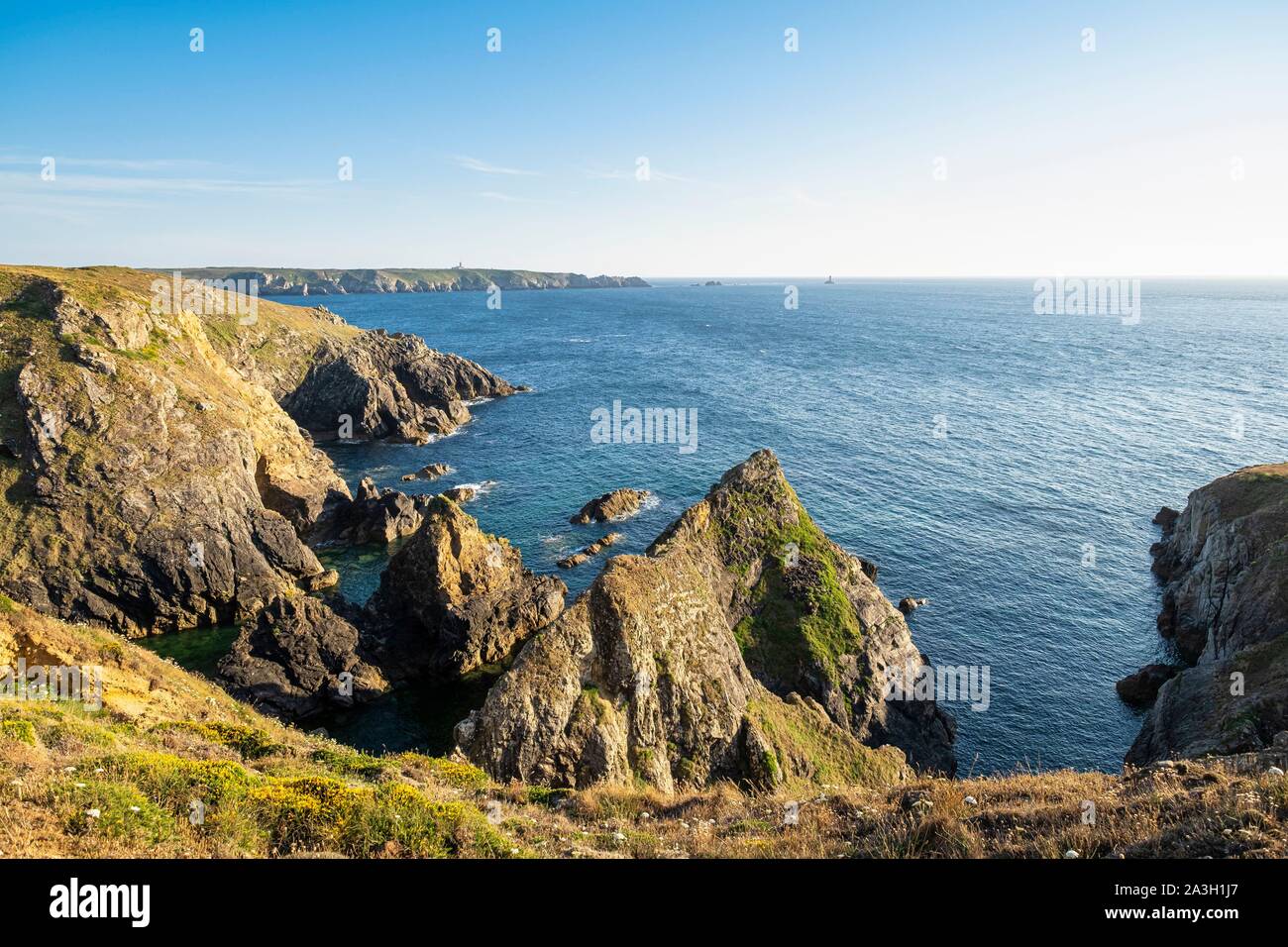 Francia, Finisterre, Cleden-Cap-Sizun, Pointe du Van e Pointe du Raz in background Foto Stock