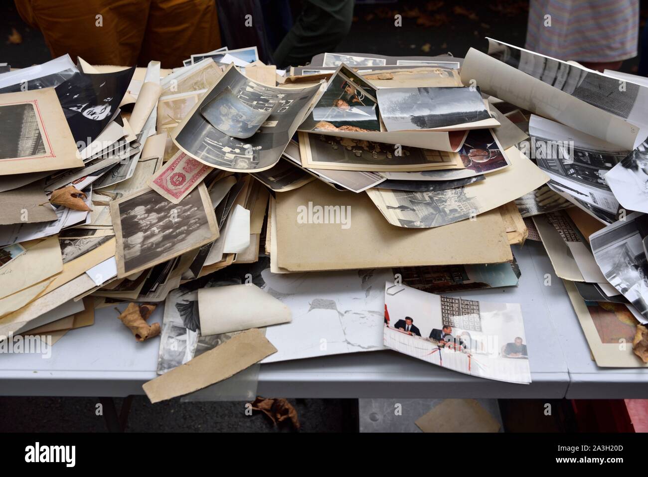 Francia, Nord, Lille, Viale della Libertà, accozzaglia vendita 2019, un sacco di vecchie foto, molti in bianco e nero Foto Stock