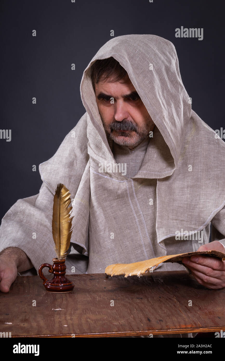 Il monaco alchimista era molto premurosa circa la scrittura di un manoscritto scientifico sul alchimia Foto Stock