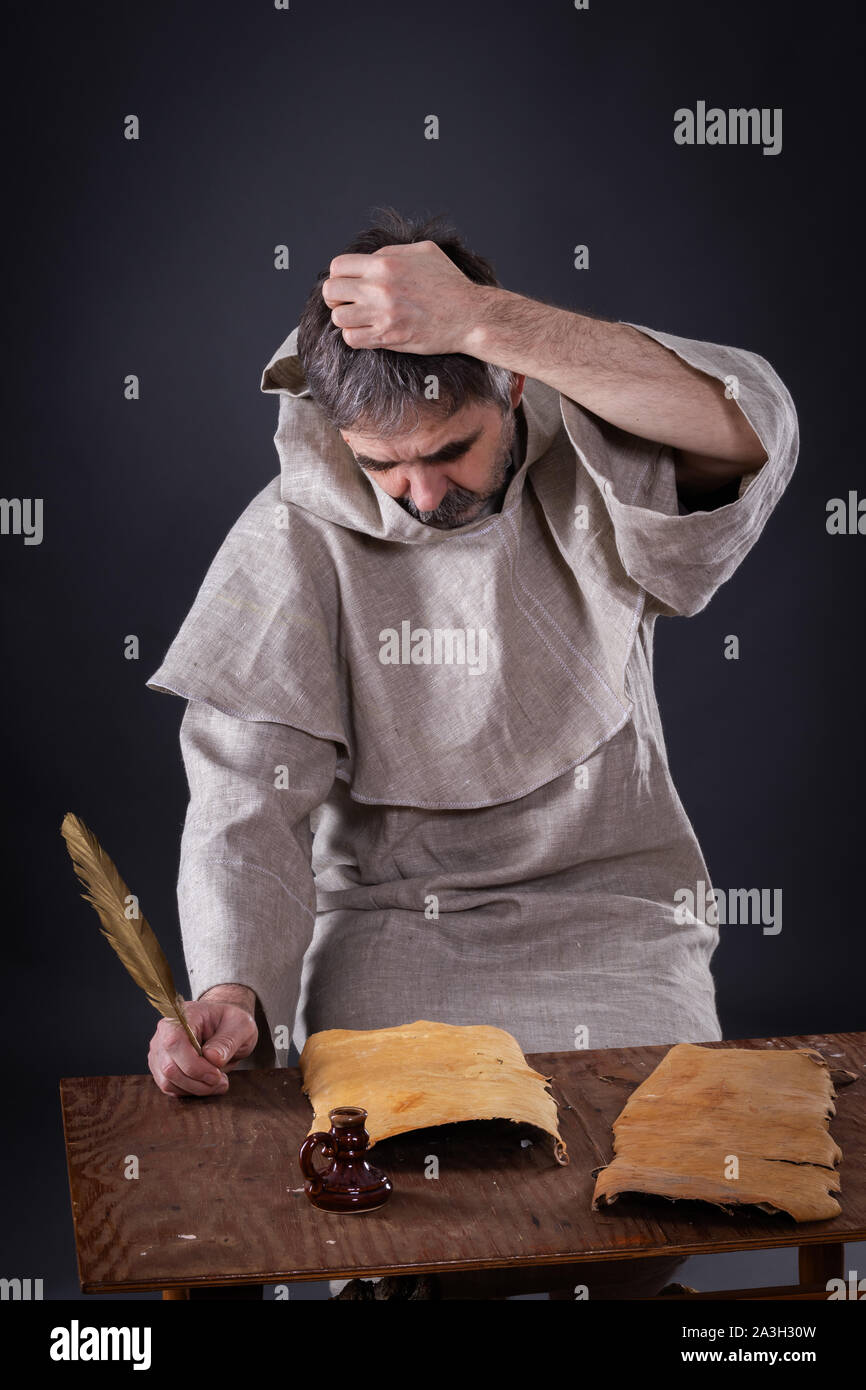 Il monaco alchimista era molto premurosa circa la scrittura di un manoscritto scientifico sul alchimia Foto Stock