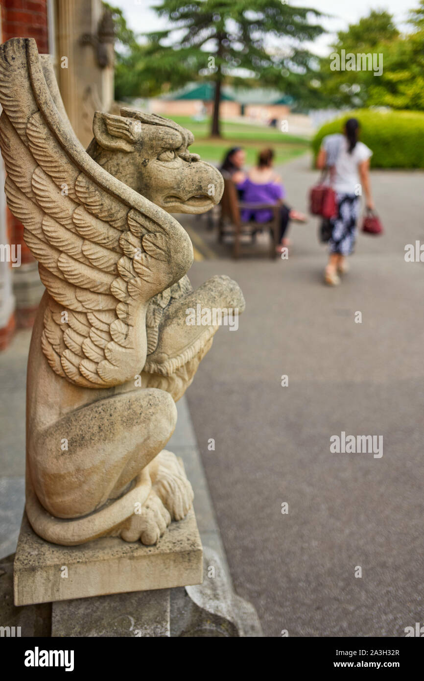 Un grifone statua di pietra al di fuori la porta principale della casa a Bletchley Park museum Foto Stock