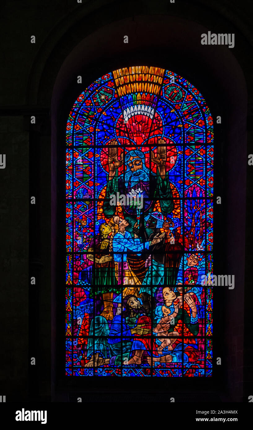La finestra di pace, da Ervin Bossanyi. La Cattedrale di Canterbury, Inghilterra. Famose vetrate colorate. Sostituzione per la finestra distrutta durante la seconda guerra mondiale. Foto Stock