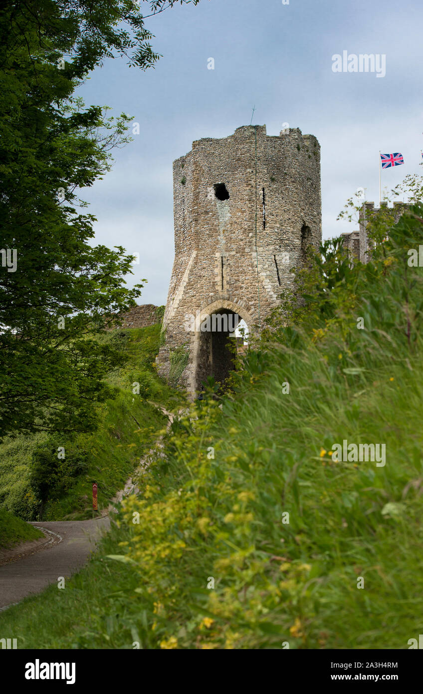 Il castello di Dover, Colton's Gate. Verde in primo piano e la cornice del faro. Bandiera britannica battenti dal castello. Colton Torre. Foto Stock