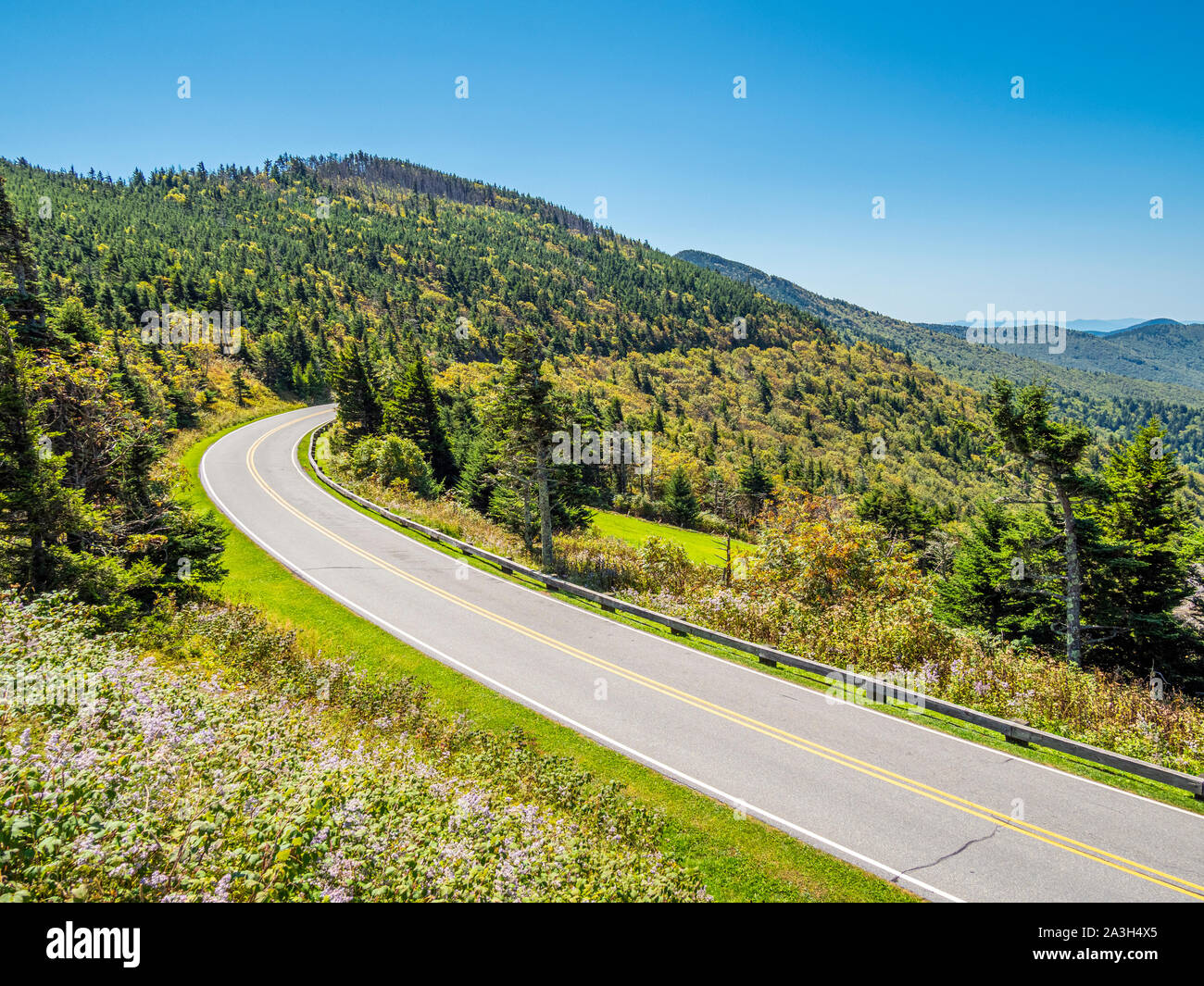 Mt Mitchell parco dello stato strada conduce alla cima del monte Mitchell montagna più alta nella parte orientale del Regno Staes nei Monti Appalachi del North Carolina Foto Stock