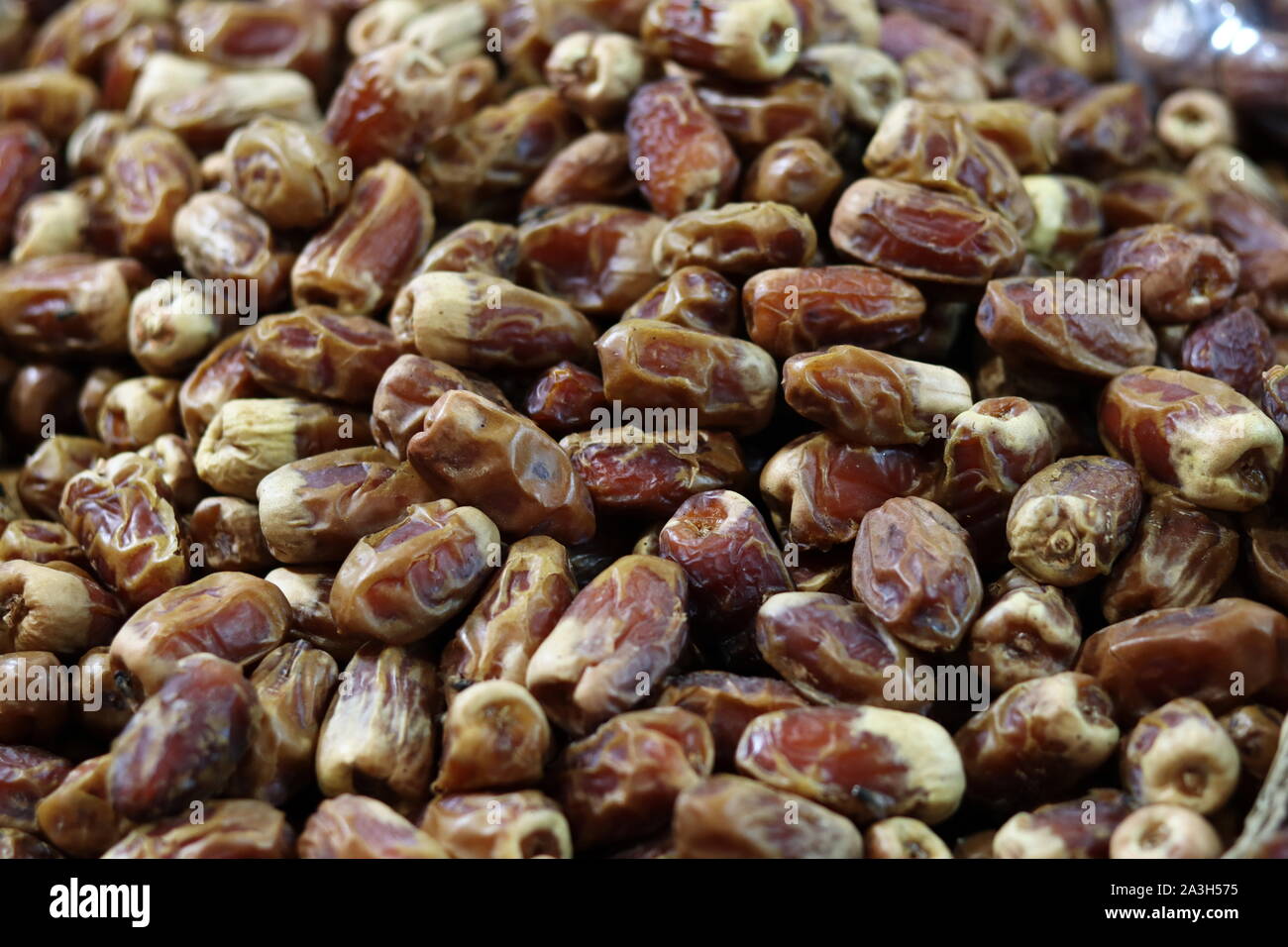 Pila di datteri secchi sul display nel mercato Foto Stock