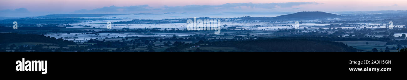 Alba del giorno più lungo nella Blackmore Vale, da Okeford Hill, Dorset, England, Regno Unito Foto Stock
