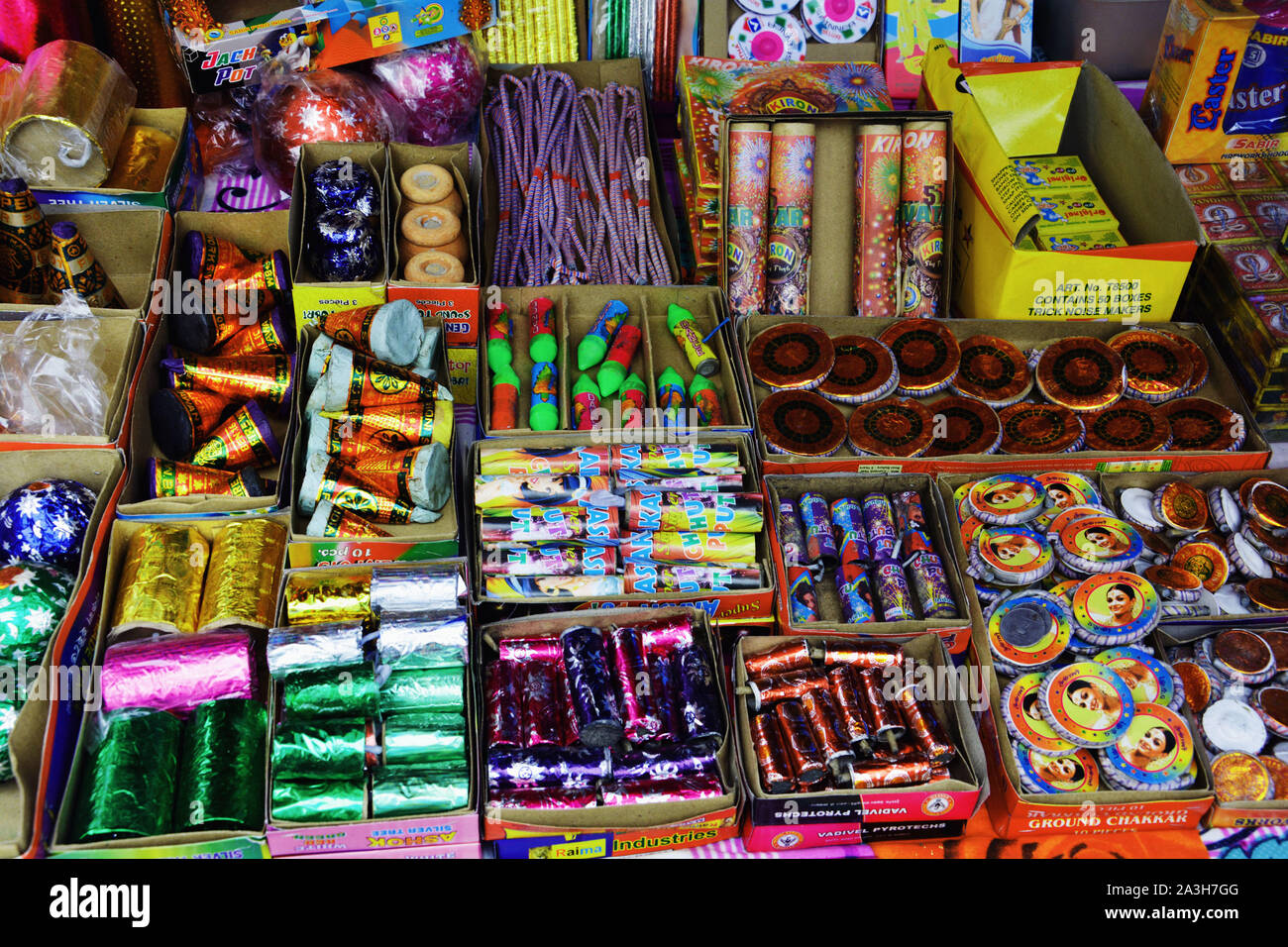 Chanda Bazar, Nord 24 Parganas, India, il 6 ottobre, 2019 : India cracker di essere venduto in una stalla stradale come pistole giocattolo, come Anaar ( vasi da fiori) etc Foto Stock