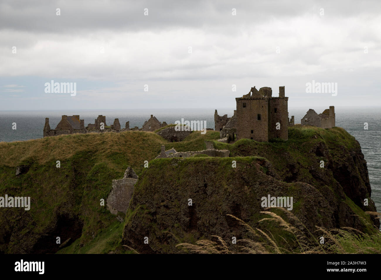 Dunnottar le rovine del castello di Scozia su una mattina nuvoloso Foto Stock