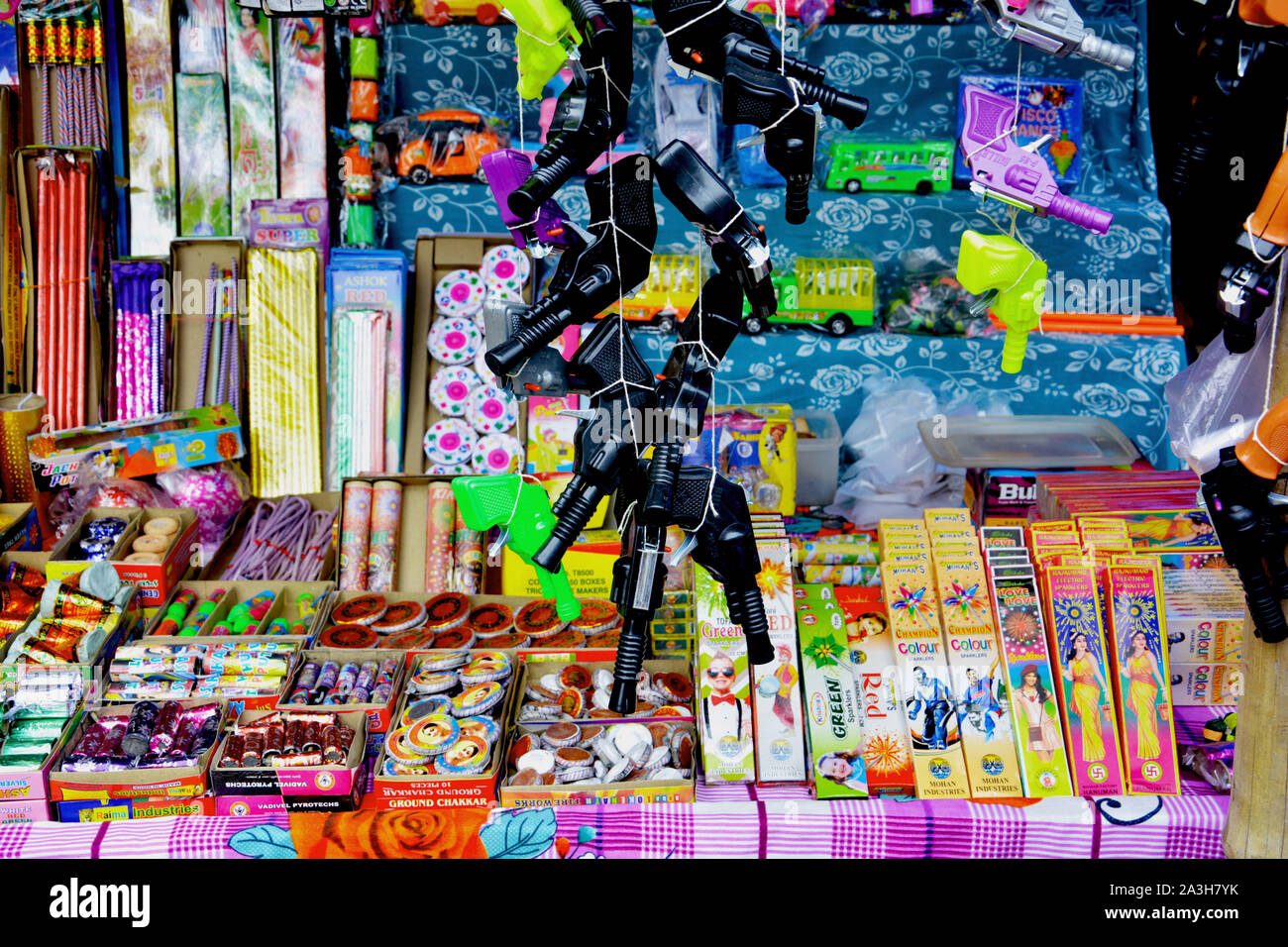 Chanda Bazar, Nord 24 Parganas, India, il 6 ottobre, 2019 : India cracker di essere venduto in una stalla stradale come pistole giocattolo, come Anaar ( vasi da fiori) etc Foto Stock