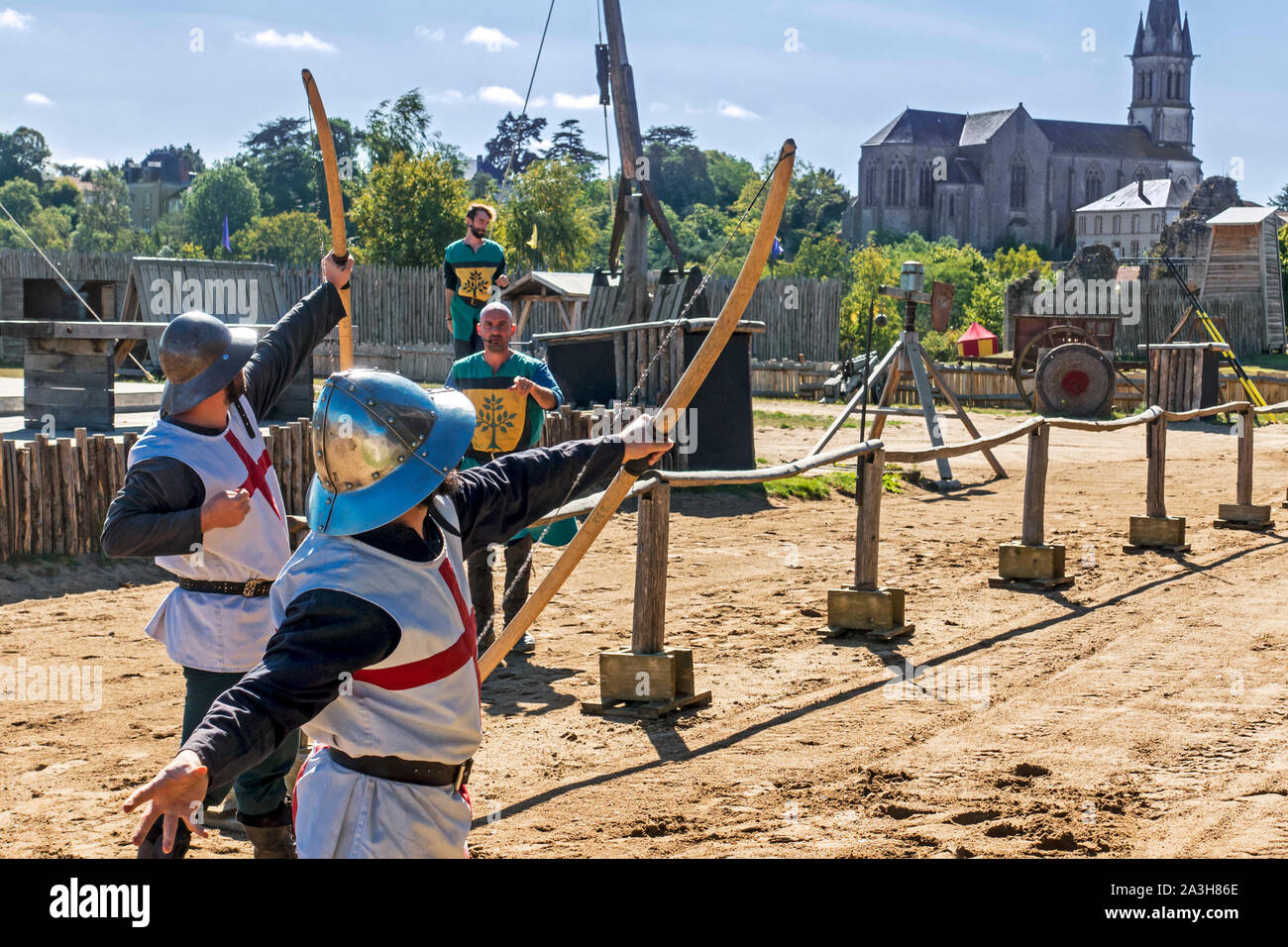 Re-enactors giocando arcieri medievali durante il Medioevo spettacolo presso il Château de Tiffauges, castello medievale, della Vandea, Francia Foto Stock