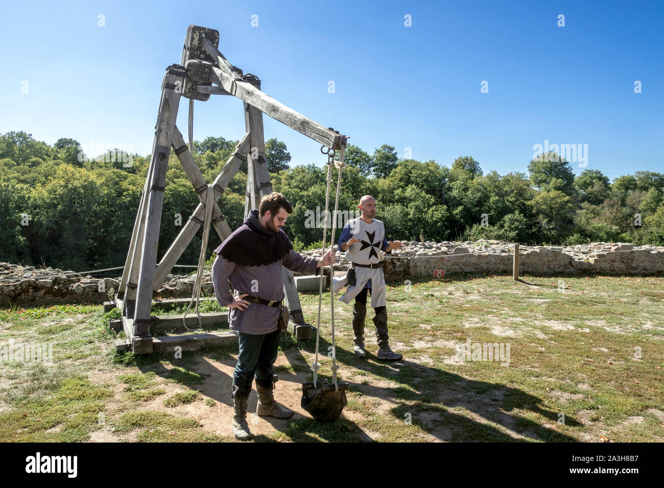 Reenactors dimostrando bricole / mangonel / trazione trebuchet, medievale manpowered imbracatura per il lancio di proiettili Foto Stock