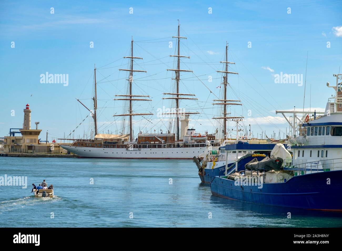 Francia, Herault, Sete, Quai de la Republique, trawler con un quattro alberi a vela in background Foto Stock
