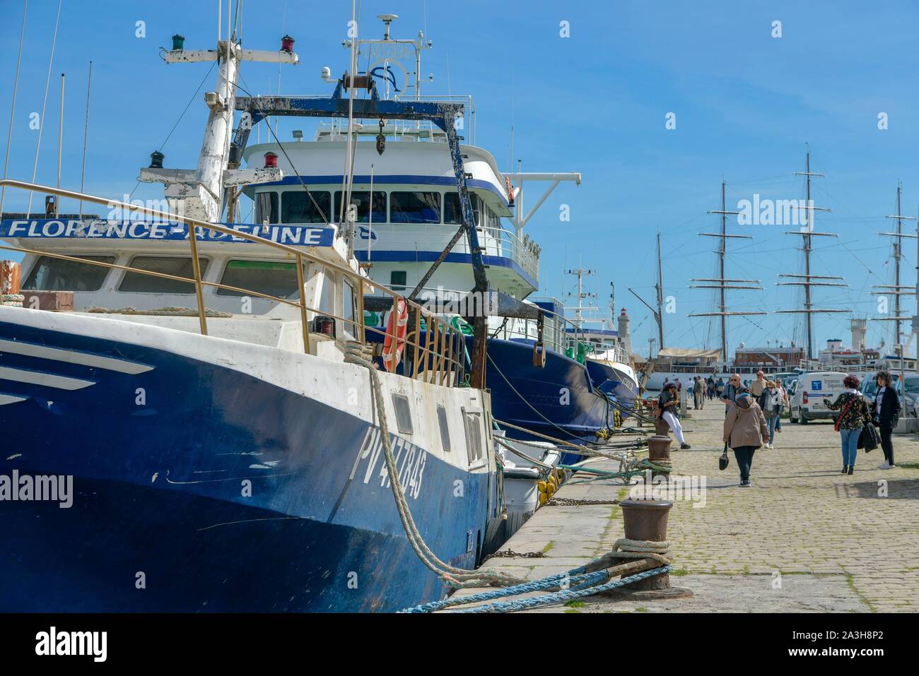 Francia, Herault, Sete, Quai de la Republique, trawler con un quattro alberi a vela in background Foto Stock