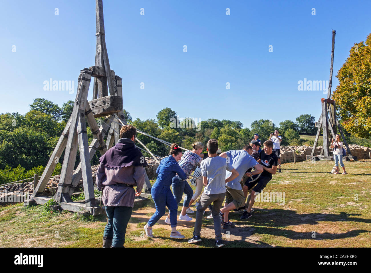 Visitatori bricole operativo / mangonel / trazione trebuchet, medievale manpowered imbracatura per il lancio di proiettili Foto Stock
