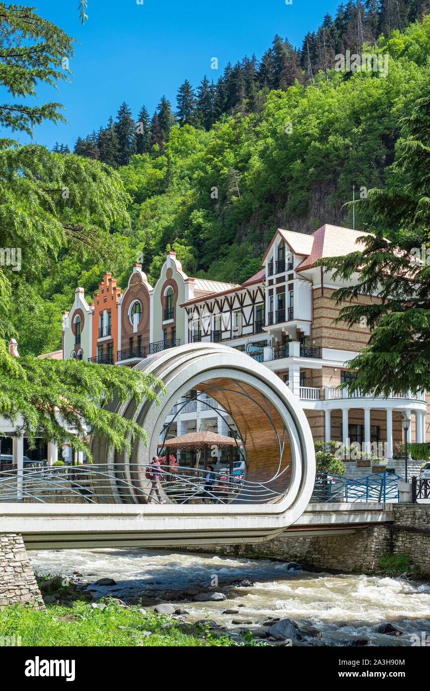 La Georgia, Samtskhe-Javakheti regione, Borjomi cittadina, moderno ponte sul fiume Borjomula e lusso Crowne Plaza hotel Borjomi Foto Stock