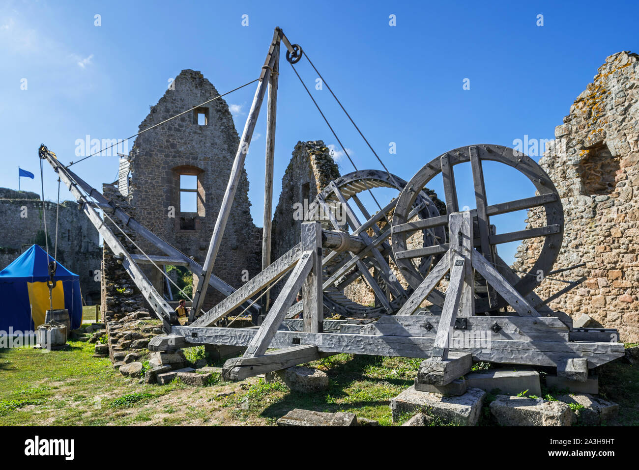 Legno medievale human powered treadwheel gru presso il Château de Tiffauges, castello medievale, della Vandea, Francia Foto Stock