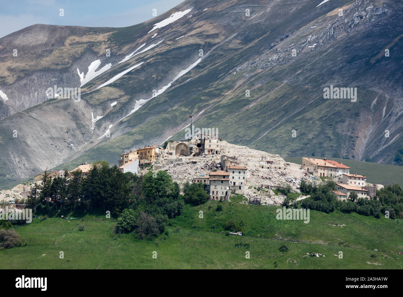 Il earthquaked danneggiato le rovine di Castelluccio al di sopra del piano Grande, Parco Nazionale dei Monti Sibillini, Umbria, Italia Foto Stock