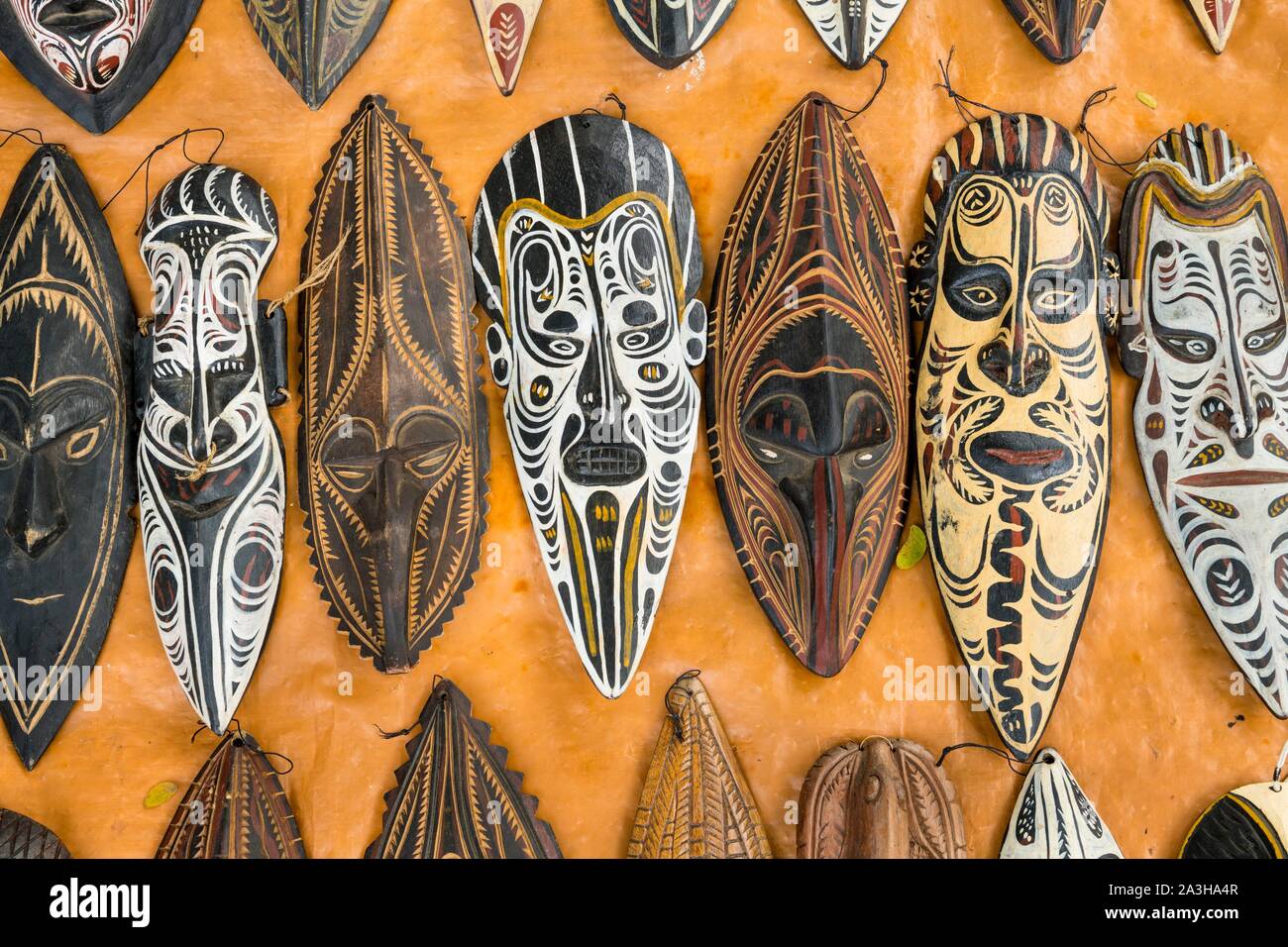 In Papua Nuova Guinea, Capitale Nazionale Port Moresby, Waigani distretto, Port Moresby Theatre, mensile del mercato di artigianato, maschere per vendere Foto Stock