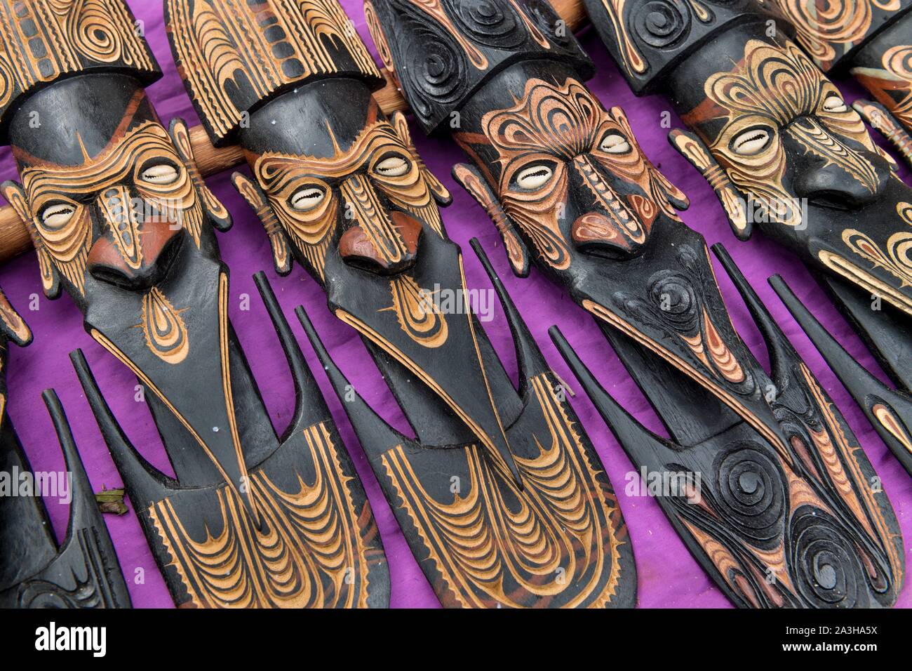 In Papua Nuova Guinea, Capitale Nazionale Port Moresby, Waigani distretto, Port Moresby Theatre, mensile del mercato di artigianato, maschere per vendere Foto Stock