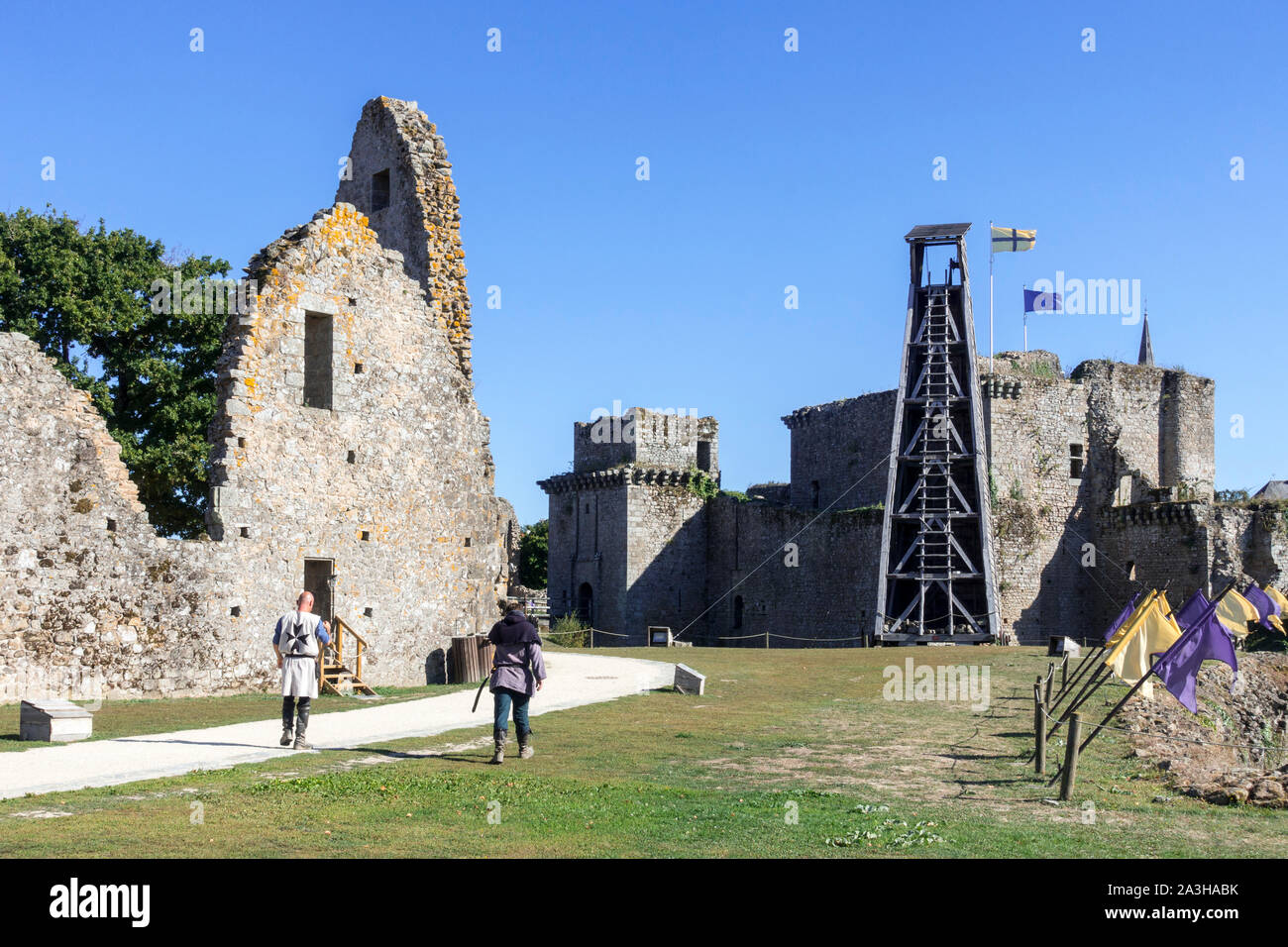 Re-enactors e torre di assedio al castello medievale de Tiffauges, noto anche come il Château de Barbe-bleue / Barbablù il castello, Vendée, Francia Foto Stock