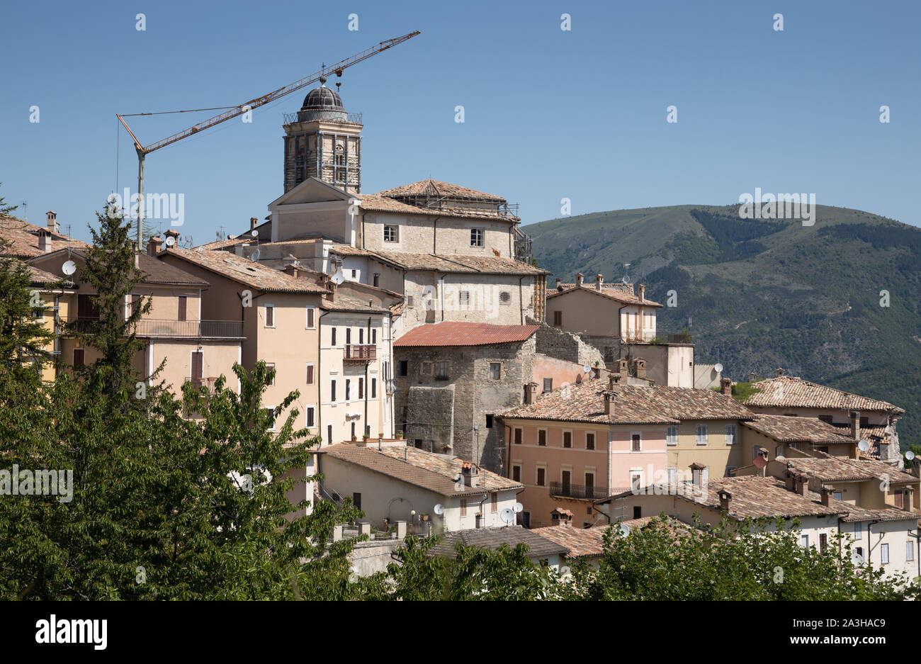 Scosso il villaggio di Abetto, ora abbandonata e tenuto con travetti e bretelle, Umbria, Italia Foto Stock