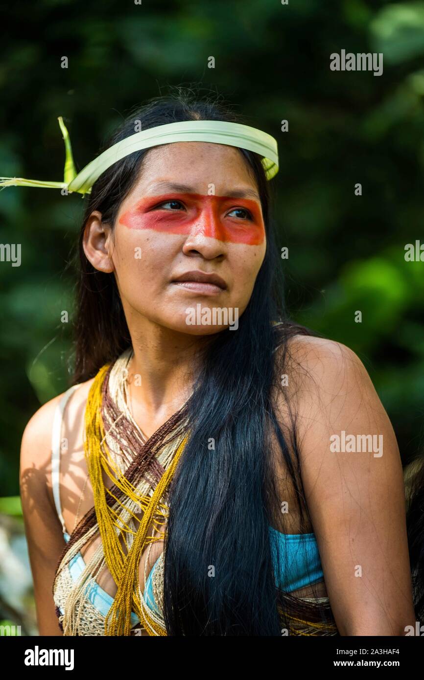 Ecuador, Tena, immersione esperienza di vita con la Waoranis del Rio Nushino, giovane ritratto di donna Foto Stock