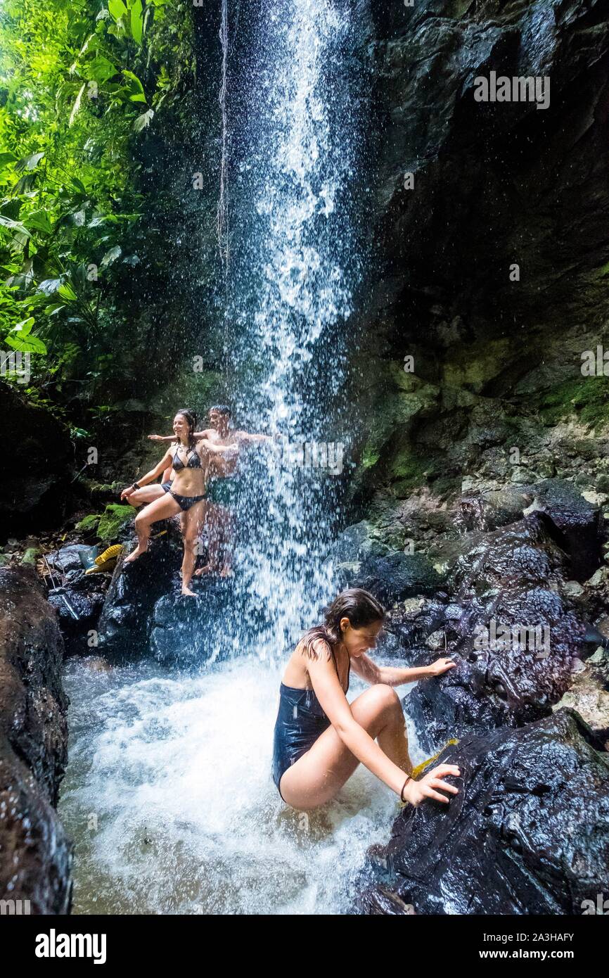Ecuador, Tena, immersione esperienza di vita con la Waoranis del Rio Nushino, bagno in una cascata nel cuore della foresta primaria Foto Stock