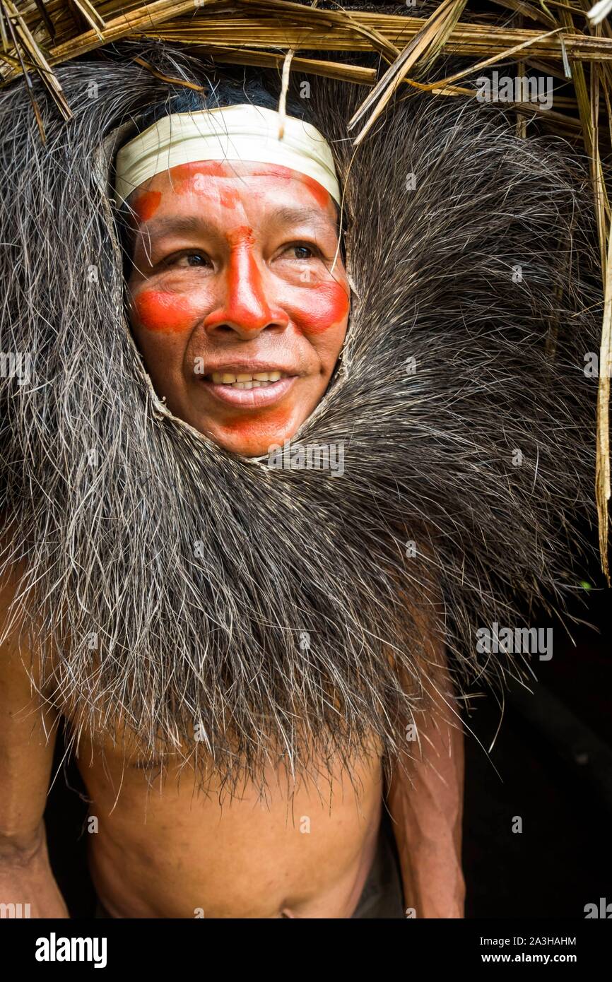 Ecuador, Tena, immersione esperienza di vita con la Waoranis del Rio Nushino, maschera cerimoniale Foto Stock