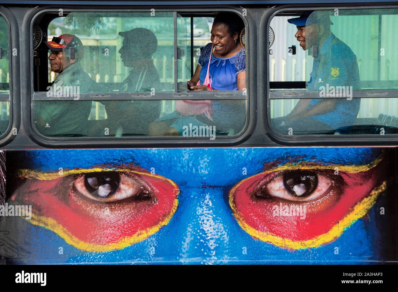 Papua Nuova Guinea-Papua bay, Capitale Nazionale Port Moresby città, quartiere Waigani, autobus con facce tribali Foto Stock