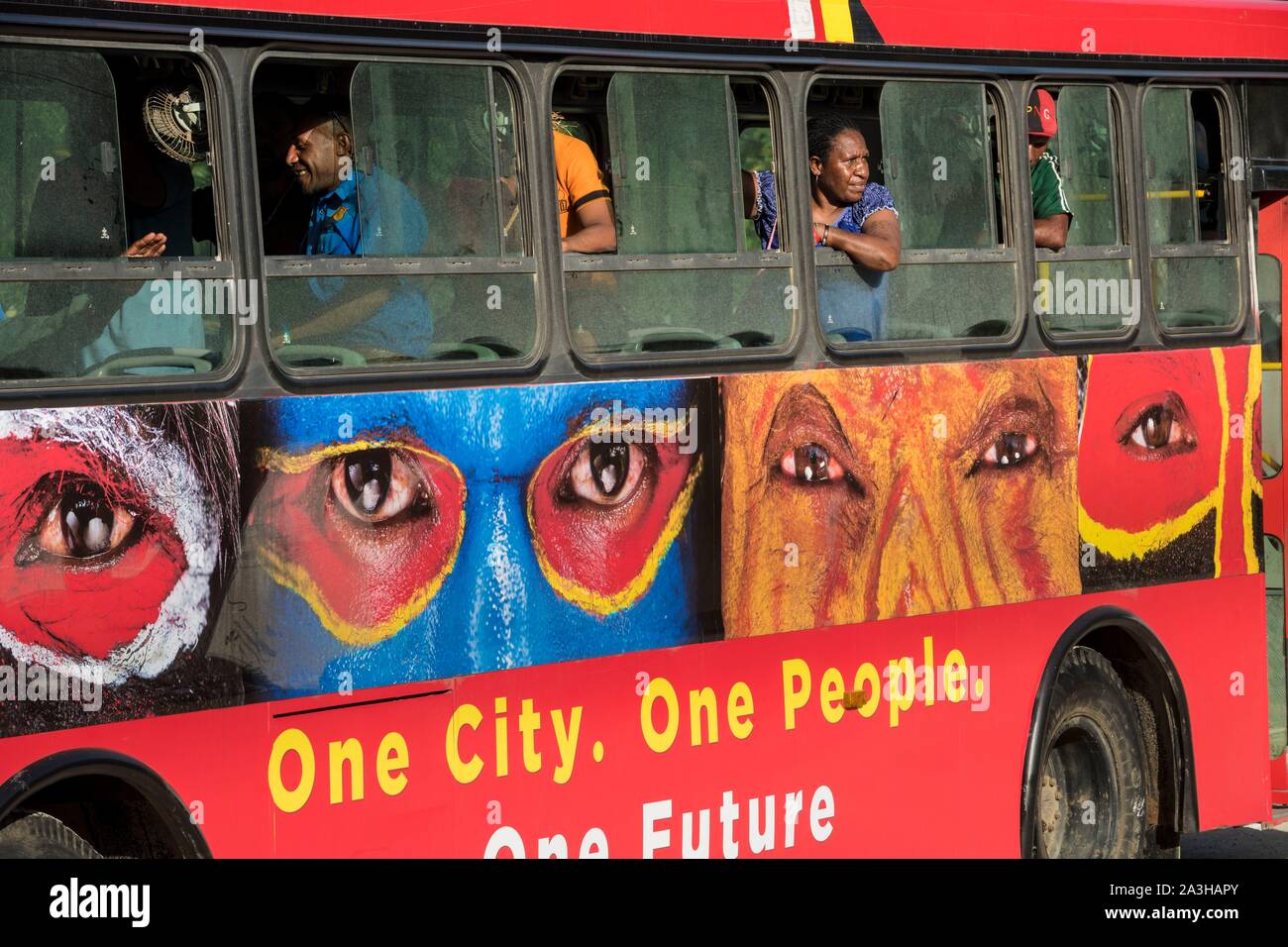 Papua Nuova Guinea-Papua bay, Capitale Nazionale Port Moresby città, quartiere Waigani, autobus con facce tribali Foto Stock