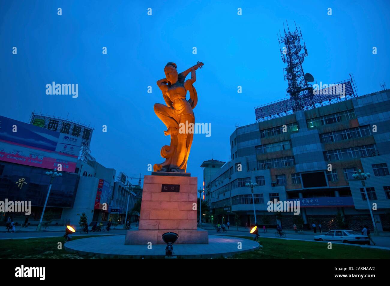 Cina, provincia di Gansu, Dunhuang, centro città, apsara statua, godess buddista Foto Stock
