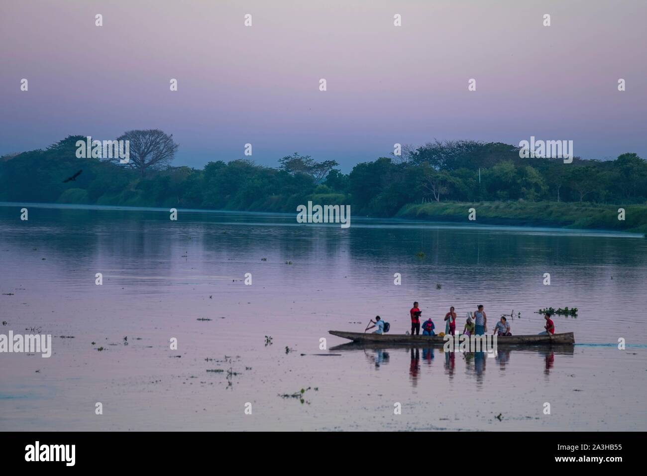 La Colombia, Bolivar, Santa Cruz de Mompox, registrati patrimonio mondiale dall UNESCO, canoe permettendo di attraversare il Rio Magdalena da una banca a un altro Foto Stock