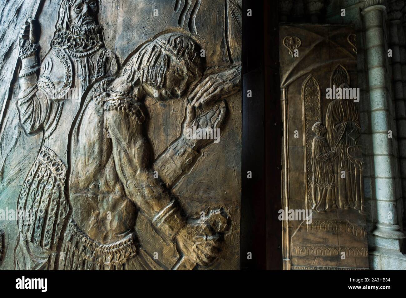 Ecuador, Quito, Basilica del Voto Nazionale, dal xix secolo, di stile neo-gotico, porte di bronzo, evangelizzazione degli indigeni Foto Stock