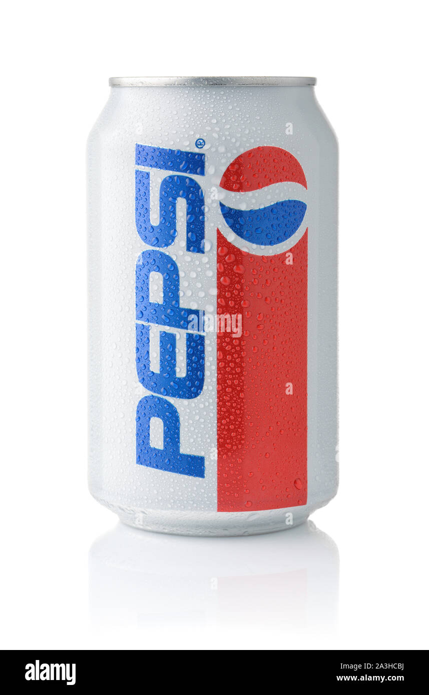 Samara, Russia - Novembre , 2018: un prodotto colpo di bianco può di Pepsi isolati su sfondo bianco. Pepsi è fabbricato da Pepsico Inc. Foto Stock