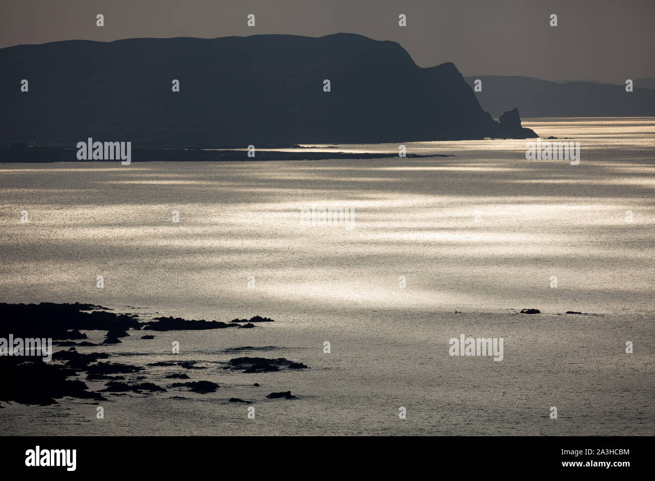 Pezzata luce sulla Trawbreaga Bay e Dunaff testa dalla collina di soldati, Penisola di Inishowen, Co Donegal, Irlanda Foto Stock