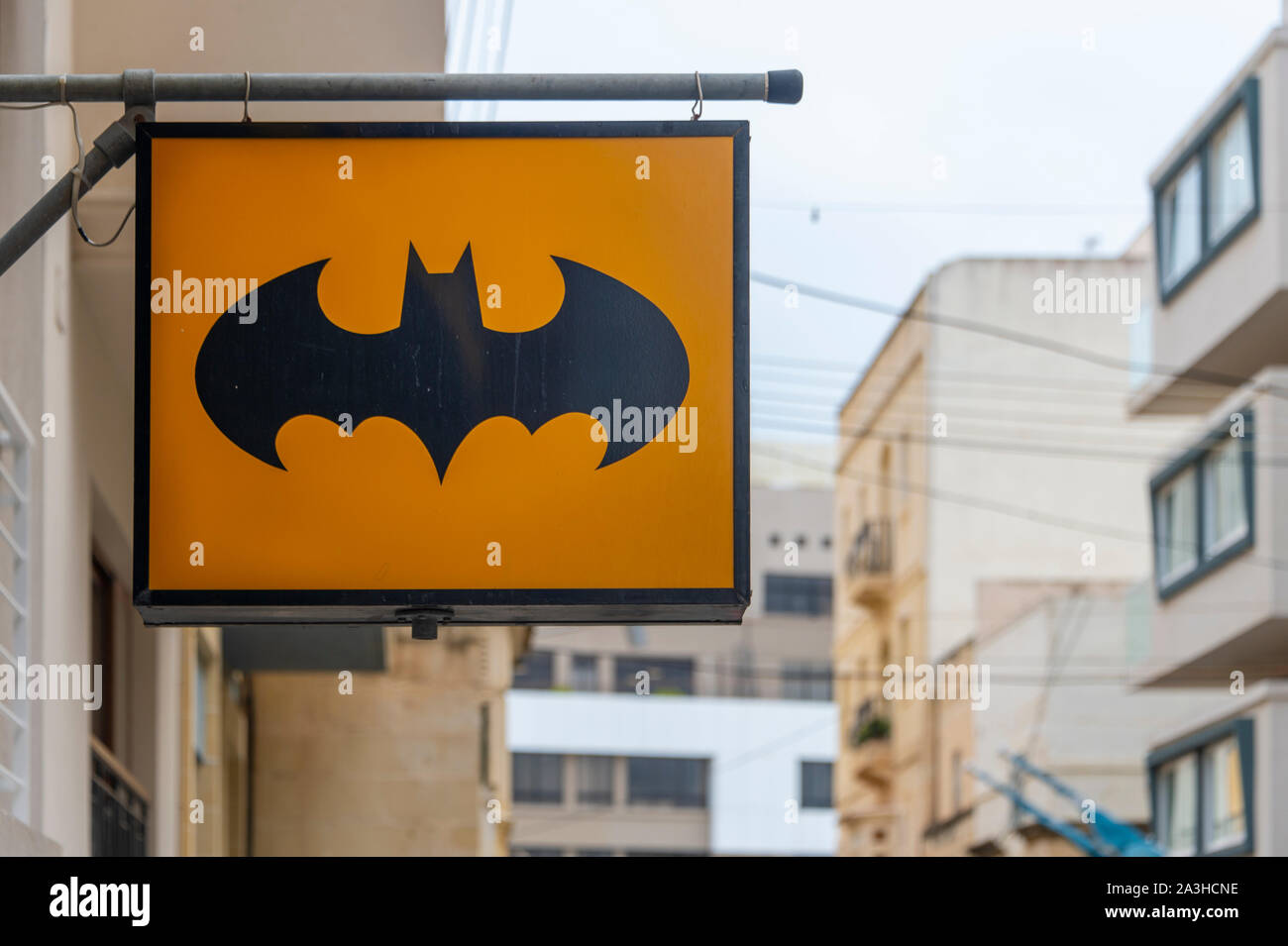 Illuminato il simbolo di Batman al di sopra di un negozio Foto Stock
