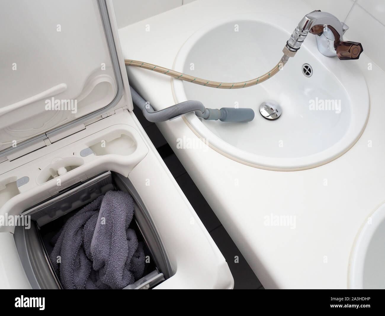 Waschmaschine in einem kleinen Badezimmer Foto Stock