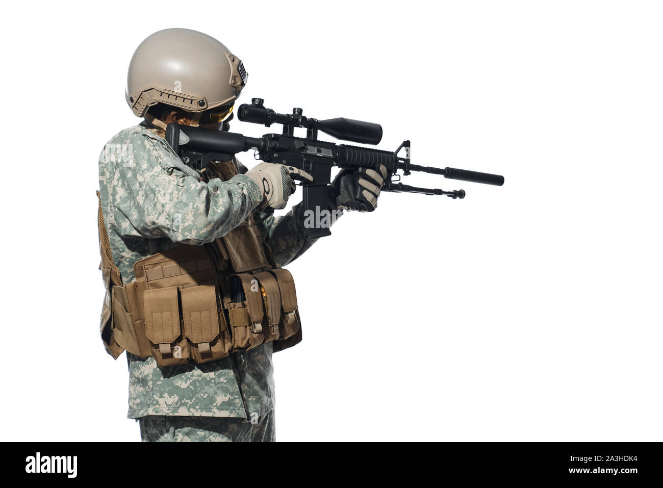 Vista laterale del soldato americano tenendo arma nelle mani e mantenendo la vista. L'uomo africano indossando il casco e uniforme militare guardando a lato e in attesa di istruzioni per la battaglia. Concetto di guerra. Foto Stock