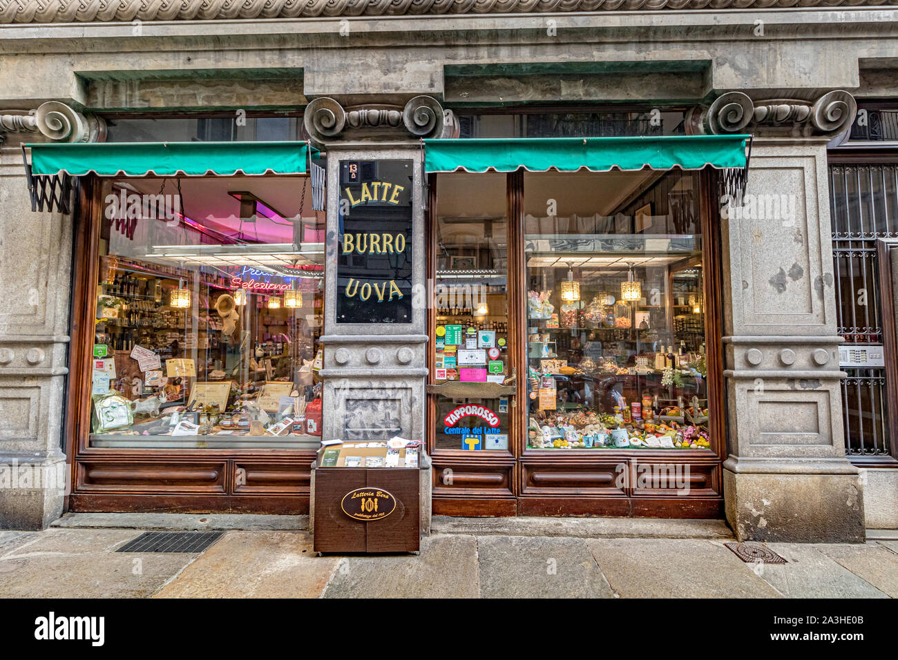 Latteria Bera , un caseificio gourmet che vende formaggi, uova, burro e caffè in via S. Tommaso, Torino, Italia Foto Stock