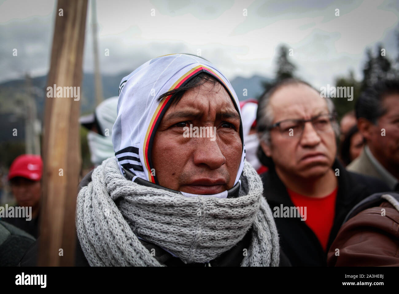 Quito, Ecuador. 08 ott 2019. I membri delle comunità indigene marzo con bastoni contro il Presidente Moreno's politiche economiche. La confederazione dei popoli indigeni (CONAIE) ha chiamato per un grande marzo a Quito. La capitale ecuadoriana si prevede di ospitare circa 20.000 dimostranti dei popoli indigeni che protestavano contro il prezzo del carburante aumenta e la produzione di petrolio nel loro territorio il martedì. Il governo ha dichiarato lo stato di emergenza e spostato dalla capitale di Guayaquil. Credito: Juan Diego Montenegro/dpa/Alamy Live News Foto Stock
