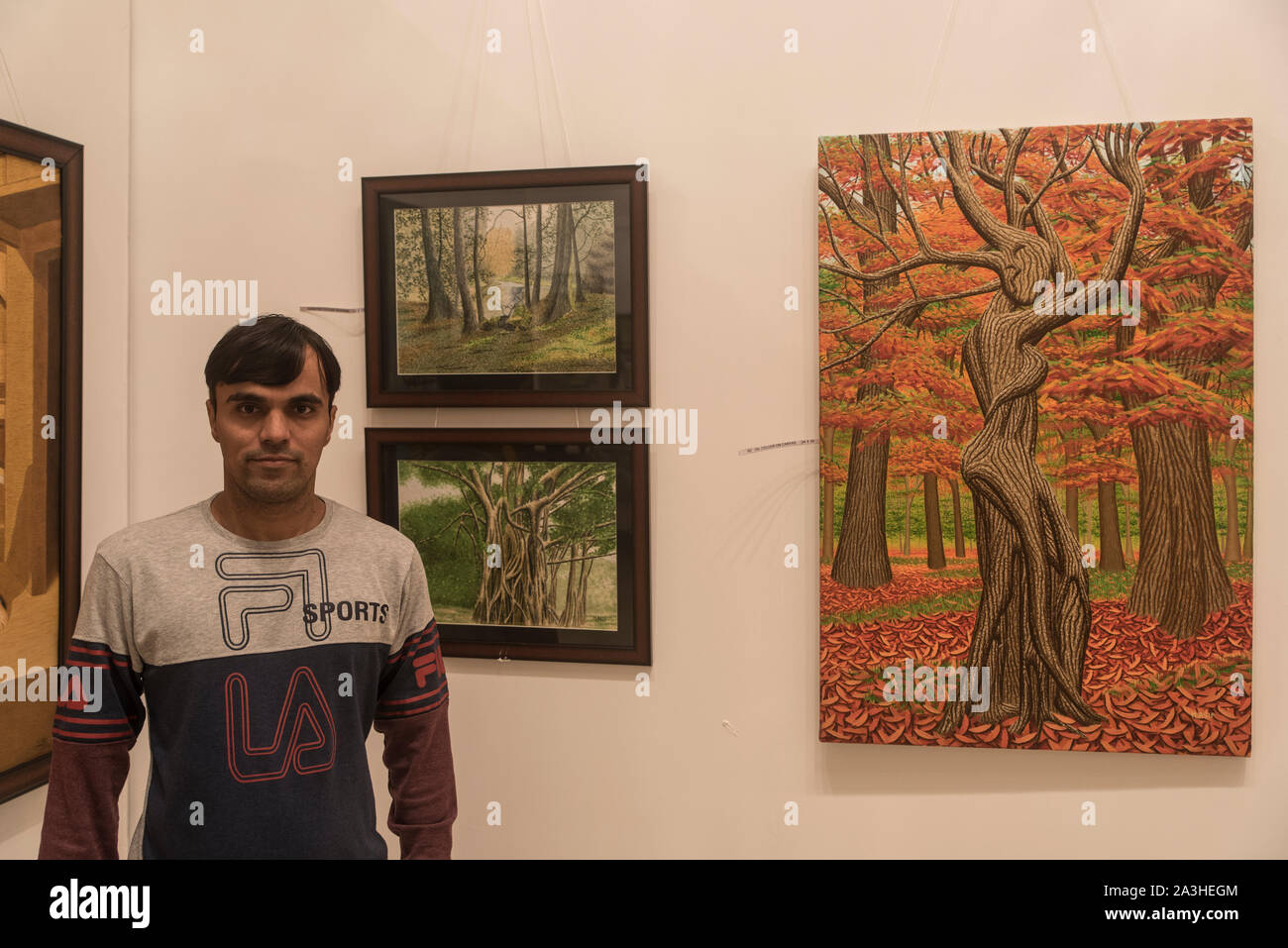 Artista Mohd. Asif Usmangani Mandalwala pone con la sua arte a Jehangir art gallery in Mumbai, India. Foto Stock