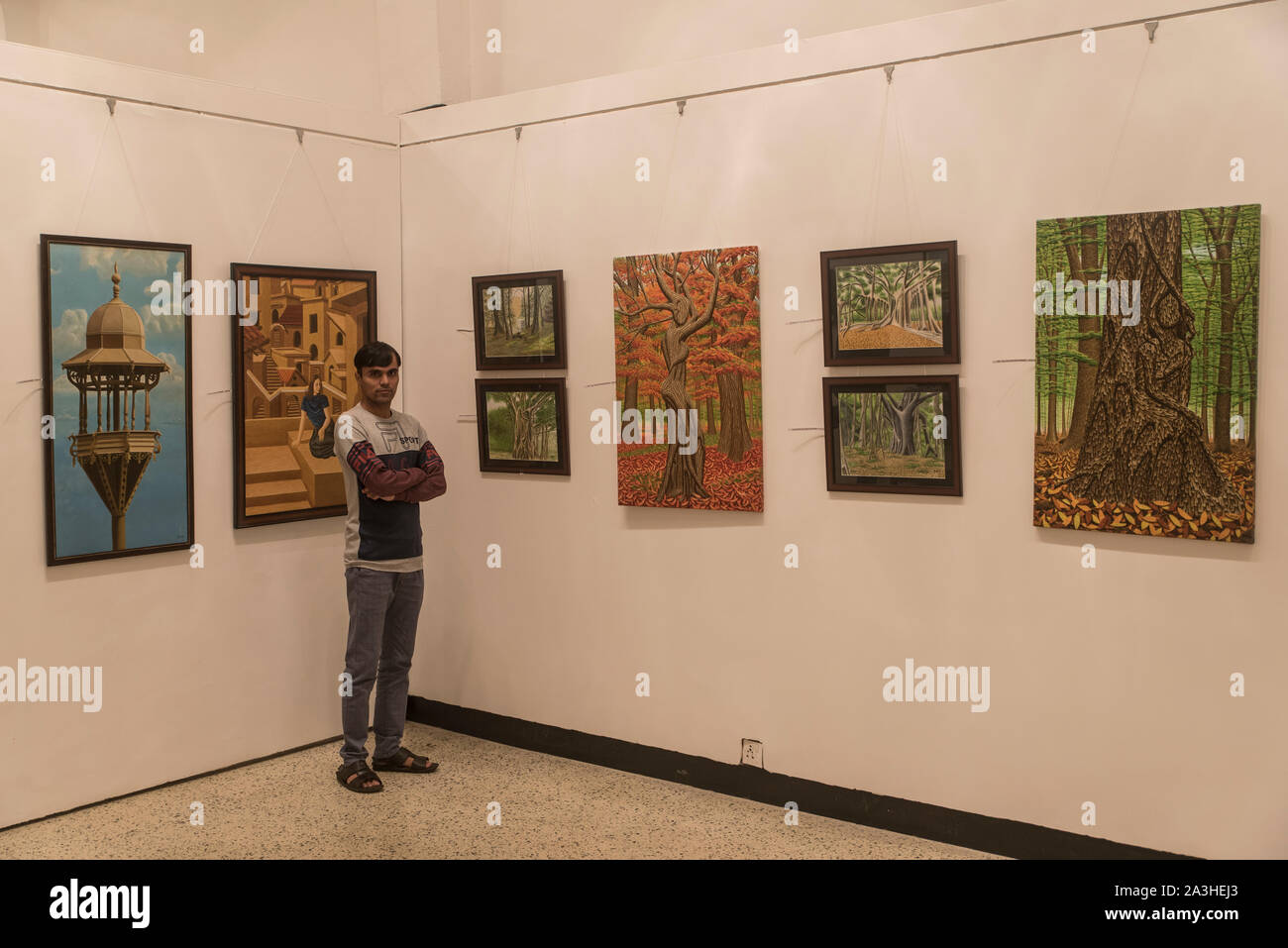 Artista Mohd. Asif Usmangani Mandalwala pone con la sua arte a Jehangir art gallery in Mumbai, India. Foto Stock